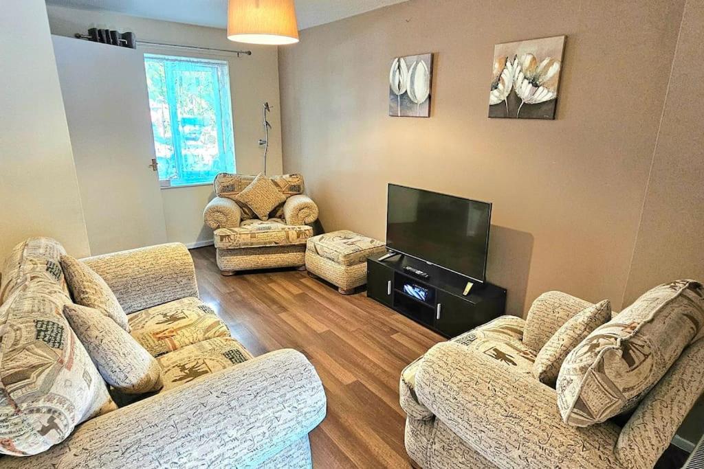 Cozy 3-Bed House Near Willen Lake With Garden Milton Keynes Exterior foto